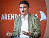 Arendal 20230815. Unge Høyre-leder Ola Svenneby kommenterer LO-leder Peggy Hessen Følsvik og NHO-direktør Ole Erik Almlid (ikke i bildet) som møtes til debatt under Arendalsuka.
