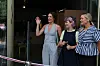 Jenny Skavlan, Mari Norden og Ingrid Bergtun ønsker folkemengden velkommen.