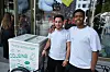 Adhan og Abdulahi (t.h.) fra Cousins står for servering av iskrem for de tålmodige kø-menneskene.