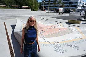 Billedkunstner Viel Bjerkeset Andersen står for en skulptur i skolegården, laget av steiner fra hele verden.