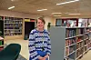 Bibliotekar Tonje Kjerstad er stolt over det nye biblioteket.