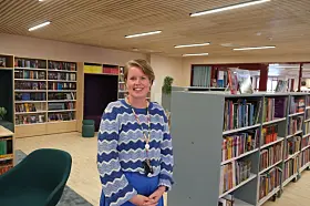 Bibliotekar Tonje Kjerstad er stolt over det nye biblioteket. 