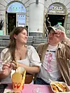 Utenfor Oslo Streetfood, med samboer Simen sommeren 2023. Sarah Gardenvalley. Egentlig navn: Sarah Hagedal Buljo