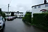 Familien Berg har kappet ned sin del av thujahekken i svingen for å bedre litt på sikten.