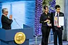 Oslo 20231210. Kiana og Ali Rahmani tar i mot Nobels fredspris på vegne av sin mor Narges Mohammadi under utdelingen av Nobels fredspris for 2023 i Oslo rådhus søndag.Nobels fredspris 2023 tildeles iranske Narges Mohammadi for hennes kamp mot undertrykking av kvinner i Iran og hennes kamp for menneskerettigheter og frihet for alle. Narges Mohammadi er fengslet i Iran, og prisen tas i mot av hennes to barn Ali og Kiana og ektemannen Taghi Rahmani.
