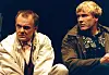 OSLO1990408 Teaterstykket «Elling og Kjell Bjarne» settes opp på Centralteatret. Per Christian Ellefsen (t.v.) som Elling og Sven Nordin som Kjell Bjarne møter angsfylte hindringer i stykket. Det er første gang Ingvar Ambjørnsen sine karakterer settes opp på scenen. Foto: Vibeke Johnsen, NTB Pluss / SCANPIX