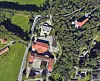 Strømsborgveien snor seg forbi kirke, skole og barnehage. Uten fortau. Foto: Google maps