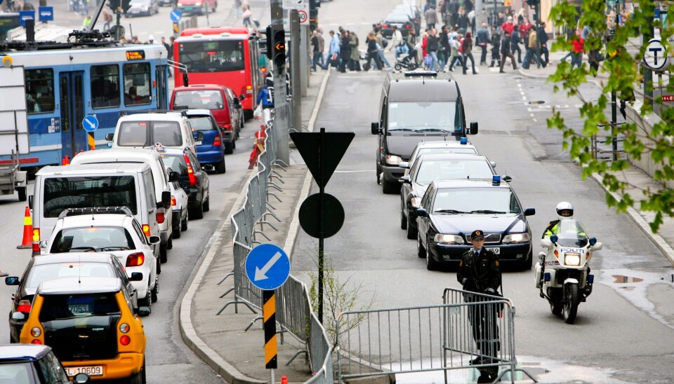 Kortesjen med emiren av Qatar kan skape trøbbel trafikken. OSLO 20070426: En kortesje med deltagere på Natos utenriksministermøte, på vei til Oslo Plaza torsdag ettermiddag.