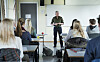 OSLO 20141030.Tenåringer. Lærer og elever i klasserom. Undervisning pågår. Konsentrert. Lærer underviser.