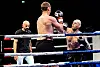 Med skadd biceps gikk den tidligere MMA-utøveren Aron Jahnsen (til h.) i ringen mot realitydeltaker og tidligere håndballspiller Frank Løke. Foto: Morten Lauveng Jørgensen