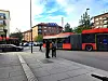 Leddbuss sperrer trafikk inn i rundkjøring ved Carl Berner søndag ettermiddag. Foto: VårtOslo
