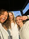 God Stemning: Karoline Karlsen, Maja Sørbø og Dorothea Økland backstage i sommer.