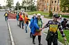 Oslo 20240923. Oslofolk danner danne en levende to kilometer lang ring rundt Ullevål sykehus i protest mot salg av Ullevål-tomten.Foto: Cornelius Poppe / NTB