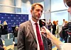 Byrådsleder Eirik Lae Solberg (H) intervjues etter pressekonferanse om byrådets budsjettforslag.