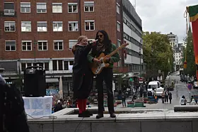 Rødts bystyrerepresentant Mari Rise Knutsen (Rødt) og vokalist Maria Orieta.