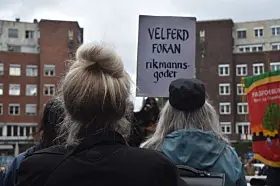 Håndplakaten markerte misnøyen mot den sosiale fordelingen på oslobudsjettet.