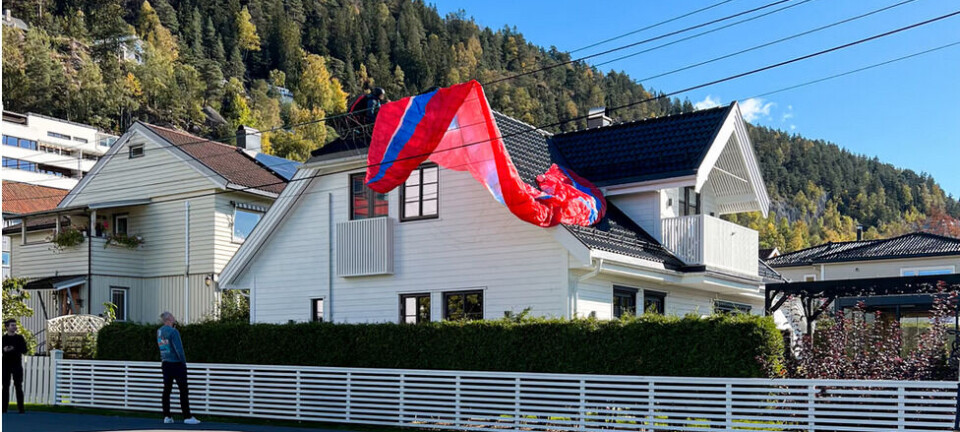 Paraglider landet på hustak på Kjelsås: – Heldigvis gikk det bra