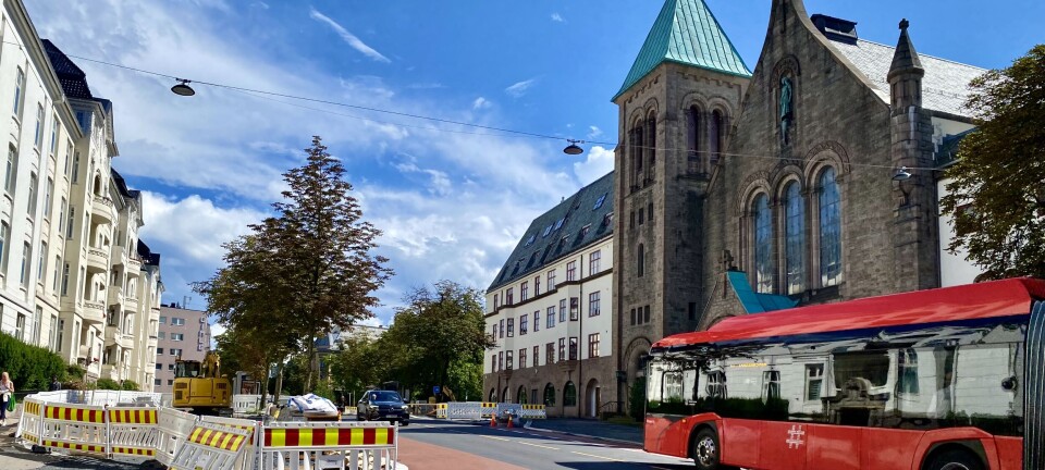 Måtte stenge Bygdøy allé i begge retninger etter at bil kjørte inn i busskur: – Busskuret er totalskadd
