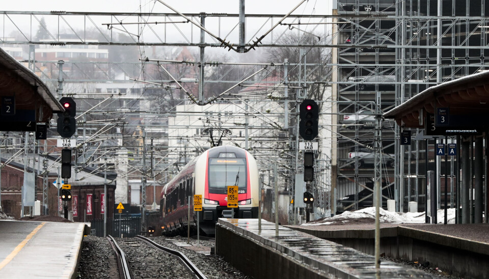 Personen fant til slutt igjen tyven på Skøyen stasjon. Oslo 20180409.Jernbanedirektoratet sender nå et forslag ut på høring hvor de går inn for å utsette intercity-utbyggingen til flere sentrale byer på Østlandet med flere år. Tog til Lillehammer på Skøyen stasjon.Foto: Lise Åserud / NTB