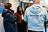 Oslo 20241028. Kultur- og likestillingsminister Lubna Jaffery besøker «Etter skoletid» i Sagene IF, hvor de snakker om penger til barn og unge i idretten.