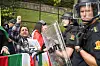 Oslo 20220929. Voldelig demonstrasjon ved Irans ambassade i Oslo – flere har forsøkt å ta seg inn. To personer er lettere skadd.