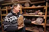 Oslo 20190219.Til NTB sak som sendes ut torsdag morgen:Kurator ved Kon-Tiki museet Reidar Solsvik foran en rekke gjenstander, deriblant steinfigurer, økser, skjeletter som Thor Heyerdahl tok med seg fra Påskeøya og hjem til Norge. I mars drar Thor Heyerdahl jr. til Chile sammen med både kongeparet og utenriksministeren. På vegne av Kon-Tiki Museet, hvor han selv i mange år var styreformann, skal han signere avtalen om å levere tilbake skjellet, hodeskaller og gjenstander til chilenske myndigheter og museet på Påskeøya.