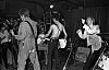 Oslo 19770720. Den britiske punk / pop-gruppen Sex Pistols holder konsert på Pingvin Club i Oslo. Vokalisten Johnny Rotten (John Lydon) t.h. Sid Vicious i bar overkroppFoto Henrik Laurvik / NTB
