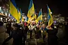På vei mot 7. juniplassen og UD: Ukrainske flagg på Karl Johan med Stortinget i bakgrunnen. Foto: Sumitra Sarkar