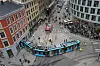 Oslo 20241029. En trikk sporet av kjørte inn i Eplehuset i Storgata i Oslo tirsdag formiddag. Politiet mottok melding om trikkeulykken kl. 11.05. Det var ca 20 personer om bord i trikken. Nødetatene har behandlet fire skadde personer på stedet, men ingen er alvorlig skadet.Foto: Terje Pedersen / NTB