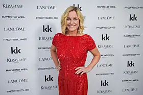 Oslo 20241126. Solveig Kloppen ankommer rød løper på Grand Hotel for feiringen av KK sitt 150 årsjubileum.