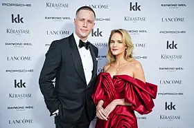 Oslo 20241126. Emil Gukild og Linnea Myhre ankommer rød løper på Grand Hotel hvor kjendiser ankommer.