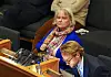 Oslo 20241023. Gro Harlem Brundtland (Ap) under bystyremøe. Norsk Skuespillerforbund har markering ved Oslo Rådhus. Per Emil Grimstad, forbundsleder i Norsk Skuespillerforbund deltar med bl.a. Ine Jansen, Ane Dahl Torp, Johannes Joner, Ellen Horn, Agnes Kittelsen, Bjarte Hjelmeland og rundt 200 skuespillere fra alle Oslos scenerunder bystyremøte..