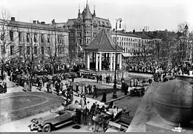 Vårstemning og musikk fra paviljongen på Karl Johan (1924).