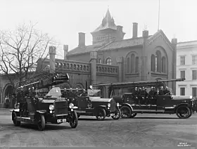 Nye Benz-brannbiler med mannskap ved brannvakten i Karl Johans gate (1926).