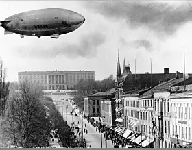 Luftskipet Norge svever over Karl Johan 14. april 1926 (1926).