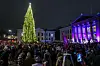 Oslo 20241201. Juletreet ble søndag ettermiddag tent på Universitetsplassen, mye folk hadde møtt opp for å få litt julestemning.