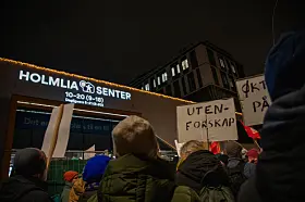 Utenfor Holmlia senter trosset folk snøværet for å vise sitt engasjement for nærmiljøet, i protest mot bydelskutt.
