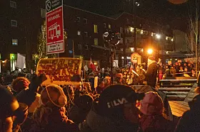 Utenfor Holmlia senter trosset folk snøværet for å vise sitt engasjement for nærmiljøet, i protest mot bydelskutt. Foto: Katja Anokhina
