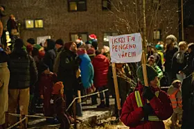 Utenfor Holmlia senter trosset folk snøværet for å vise sitt engasjement for nærmiljøet, i protest mot bydelskutt. Foto: Katja Anokhina