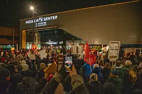 Utenfor Holmlia senter trosset folk snøværet for å vise sitt engasjement for nærmiljøet, i protest mot bydelskutt. Foto: Katja Anokhina