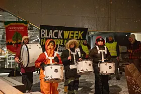Utenfor Holmlia senter trosset folk snøværet for å vise sitt engasjement for nærmiljøet, i protest mot bydelskutt. Foto: Katja Anokhina