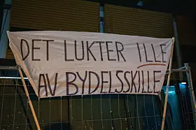 Utenfor Holmlia senter trosset folk snøværet for å vise sitt engasjement for nærmiljøet, i protest mot bydelskutt. Foto: Katja Anokhina