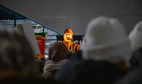 Utenfor Holmlia senter trosset folk snøværet for å vise sitt engasjement for nærmiljøet, i protest mot bydelskutt. Her holder byrådsleder Eirik Lae Solberg appell. Foto: Katja Anokhina