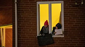 Utenfor Holmlia senter trosset folk snøværet for å vise sitt engasjement for nærmiljøet, i protest mot bydelskutt. Foto: Katja Anokhina