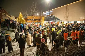 Utenfor Holmlia senter trosset folk snøværet for å vise sitt engasjement for nærmiljøet, i protest mot bydelskutt. Foto: Katja Anokhina