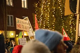 Utenfor Holmlia senter trosset folk snøværet for å vise sitt engasjement for nærmiljøet, i protest mot bydelskutt. Foto: Katja Anokhina