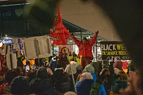 Utenfor Holmlia senter trosset folk snøværet for å vise sitt engasjement for nærmiljøet, i protest mot bydelskutt. Foto: Katja Anokhina