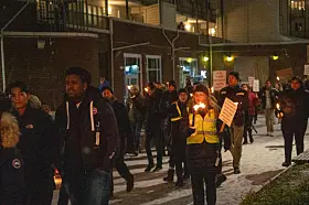 Barn, voksne, politikere, ildsjeler og artister møtte opp på Holmlia for å vise sitt engasjement for nærmiljøet.