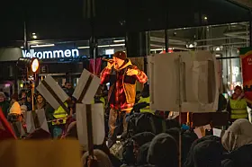 Utenfor Holmlia senter trosset folk snøværet for å vise sitt engasjement for nærmiljøet, i protest mot bydelskutt. Foto: Katja Anokhina