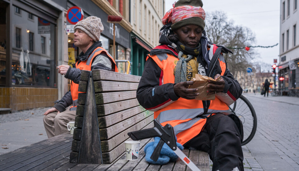 Arnljot og Nancy Oyigo tar seg en velfortjent pause fra plukkingen i Torggata.